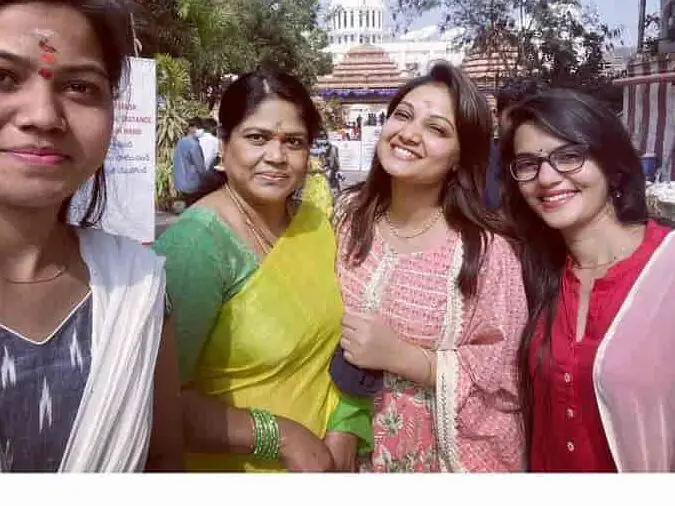 Roja serial priyanka mother - family sisters